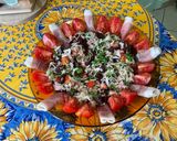 Une image de l'étape 15 de Salade de tomates, betteraves rouges, courgette et persil aux deux jambons.