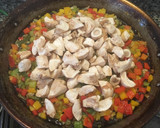 Foto del paso 5 de la receta: Arroz con gurumelos y pimientos en paella