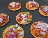 બિસ્કીટ પીઝા (Biscuit Pizza Recipe In Gujarati) રેસીપી સ્ટેપ2ફોટો