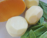 Foto del paso 1 de la receta: Ensalada templada de patatas, calabaza y tirabeques al estragón