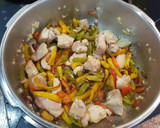 Foto del paso 3 de la receta: Bulgur a los tres pimientos con contramuslo de pollo
