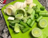 Foto del paso 2 de la receta: Fumet de Trucha y Bacalao
