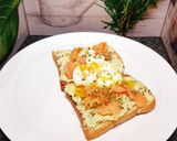 Une image de l'étape 3 de Tartines d'avocat toasts et son œuf poché au saumon.