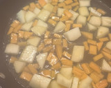 Foto del paso 1 de la receta: Hojaldre de espinacas con cebolla caramelizada, manzana y queso de cabra