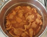 Foto del paso 3 de la receta: Chicharrón con nopalitos en salsa roja