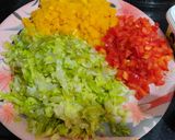शिमला मिरची - फेटा लेट्युस टॉस (Shimla mirchi / Bell Pepper - Feta Lettuce Toss recipe in marathi) रेसिपी स्टेप 1 फोटो