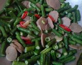 Foto langkah ke 3 dari resep Tumis Bakso Kacang Panjang.