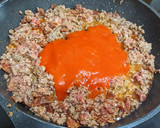 Foto del paso 4 de la receta: Macarrones tricolor, chorizo y champiñones con pasas
