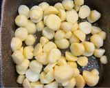 Foto del paso 2 de la receta: Patatas con setas, gulas, gambas y huevos rotos en Airfryer Cosori