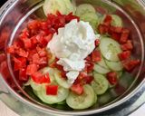 Une image de l'étape 6 de Salades de concombre à la crème, tomates, roquefort et aneth.