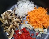 Foto del paso 2 de la receta: Pollo mechado con champiñones y zanahoria