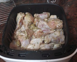 Foto del paso 2 de la receta: Jamoncitos de pollo adobado y asados en freidora de aire con papas arrugas