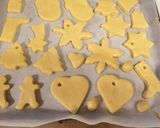 Foto del passaggio 4 della ricetta Biscotti di natale decorati glutenfree e vegan