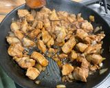 Une image de l'étape 17 de Poulet caramélisé au gingembre, champignons et carottes.