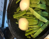 Foto del paso 1 de la receta: Bacalao en salsa de cebolla y espárragos