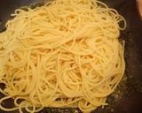 Foto del passaggio 6 della ricetta Spaghetti alle biete acciughe e sesamo tostato