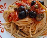 Foto del passaggio 5 della ricetta Spaghetti ai pomodorini freschi con capperi e olive