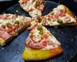 Foto del paso 7 de la receta: Pizza con tomate picado, jamón, queso y olivas