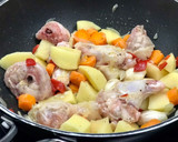 Foto del paso 2 de la receta: Caldero de patatas, pollo y alcachofas en crockpot (olla de cocción lenta)
