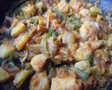 Foto del paso 4 de la receta: Papas🥔, pimiento verde y cebollas🌰en salsa🍅de tomate🍳