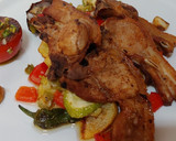 Foto del paso 11 de la receta: Chuletas de lechón con ajos tiernos, verduras y miel