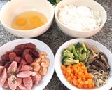 รูปขั้นตอนการทำที่ 1 ของ ข้าวผัดรวมฮิต (แหนม กุนเชียง กุ้ง)