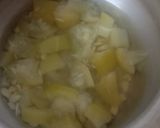 A picture of step 3 of Lauki aur Dhaniye ka soup.