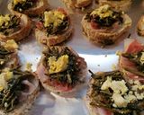 Foto del passaggio 4 della ricetta Crostini  mimosa con pane ai cereali pancetta toscana, asparagi di monte e tuorlo di uovo sodo