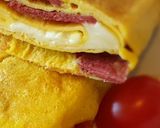 صورة لخطوة 8 من وصفة اومليت رول بالسجق 😋