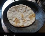 A picture of step 4 of Aloo paratha.