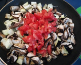 Foto del paso 2 de la receta: Berenjena con portobelli, cebolla y tomates
