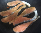 Foto del paso 3 de la receta: Salmon con reducción de salsa de Soja y guarnición de patata