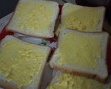 Foto langkah ke 4 dari resep Simple Garlic Bread Teflon (tanpa parsley / oregano).
