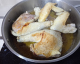 Foto del paso 1 de la receta: Pollo de corral con salsa