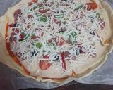 Foto del paso 2 de la receta: Pizza de jamón serrano, fuet, espinacas y tomate cherry