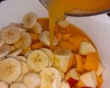 Foto del paso 1 de la receta: Ensalada de frutas🍊🍎🍌🍈🍑