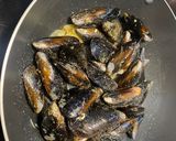 Foto del paso 2 de la receta Mejillones con leche de coco, lima, curry y perejil