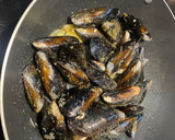 Foto del paso 2 de la receta: Mejillones con leche de coco, lima, curry y perejil