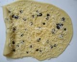 Foto langkah ke 4 dari resep Roti manis gulung isi keju kismis.