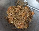 Foto langkah ke 5 dari resep Bihun Goreng Sosis Telur.