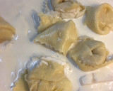 Foto del paso 5 de la receta: Pasta fresca rellena con salsa de pera y parmesano 🍐🧀