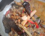 Foto langkah ke 4 dari resep Tumis Kerang Kupas Pedas Gurih Nikmat.