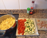 Foto del paso 1 de la receta: Pasta con pollo, calabacín y tomate