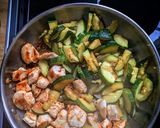 Une image de l'étape 6 de Poulet mariné au lait de coco et courgettes.