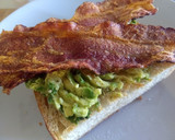 Foto del paso 3 de la receta: Pan tostado con aguacate y tocino crujiente