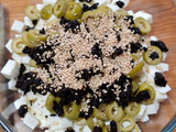 Botana de queso panela con aceitunas y tomates deshidratados