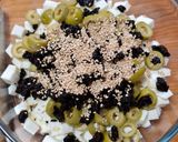 Foto del paso 3 de la receta: Botana de queso panela con aceitunas y tomates deshidratados