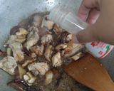 Gambar langkah 3 resipi Ayam Masak Cendawan.