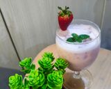 Foto langkah ke 3 dari resep Strawberry Milkshake 🍓.