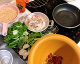 รูปขั้นตอนการทำที่ 1 ของ ผัดบะหมี่ซีอิ้วทะเลเบคอนพริกแห้ง🍜🦐🦑🥓🥬🌶style by barbie👩🏼‍🍳